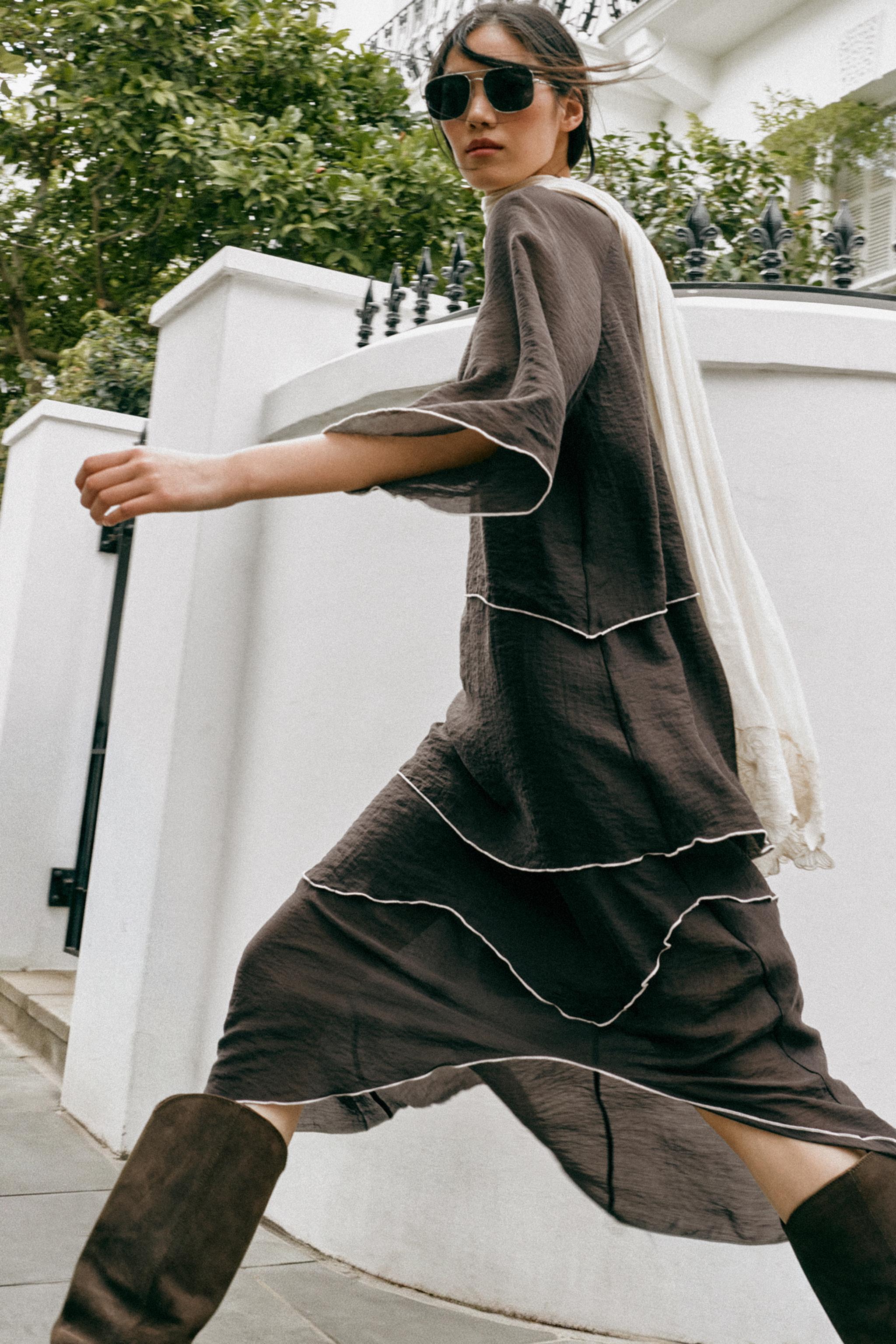ROBE MI-LONGUE À VOLANTS